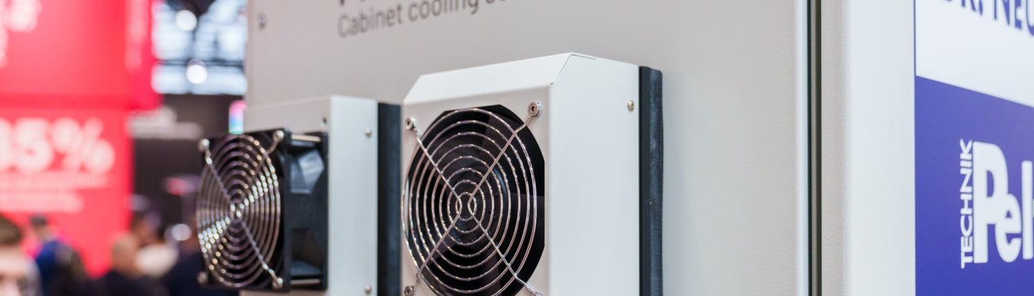 Zwei Protemp-Systeme sind an einem Schaltschrank angebracht