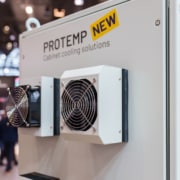 Zwei Protemp-Systeme sind an einem Schaltschrank angebracht