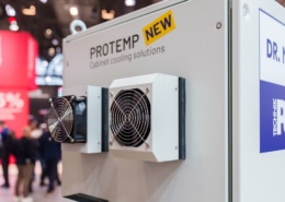Zwei Protemp-Systeme sind an einem Schaltschrank angebracht